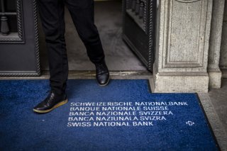 Cette baisse n'entraîne pas de changement dans le cap suivi par la politique monétaire et a pour objectif de soutenir l'activité sur le marché monétaire, précise la BNS. KEYSTONE/MICHAEL BUHOLZER